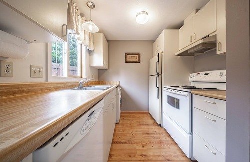 Skidmore Academy Historic District Cottage | Charming Two Bedroom Private Cottage within walking distance to Ashland downtown