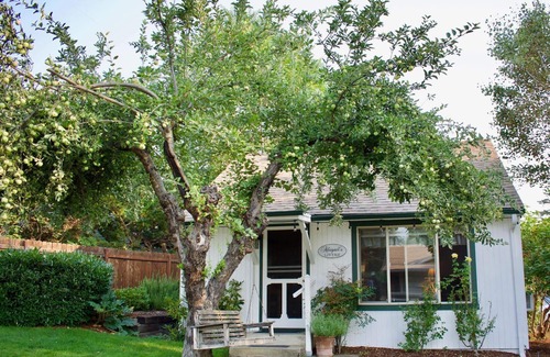 Skidmore Academy Historic District Cottage | Charming Two Bedroom Private Cottage within walking distance to Ashland downtown