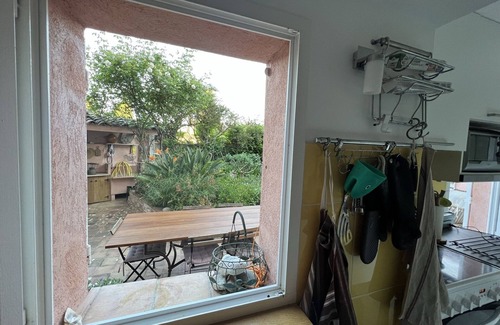 Porquerolles House | Charming typical villa, 95 m2, inside flowered garden, 3 terraces, climatisatio.