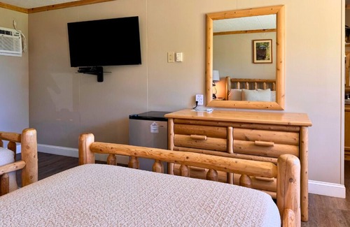 Trout Lake Hotel | Charming Up North hotel room #7 with AC at Twin Cedars Resort in Trout Lake MI