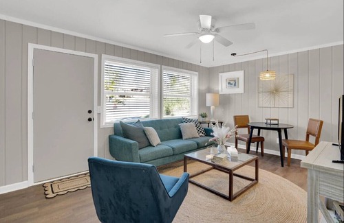 Rosewood House | Charming updated bungalow in the awesome Rosewood community of Columbia.