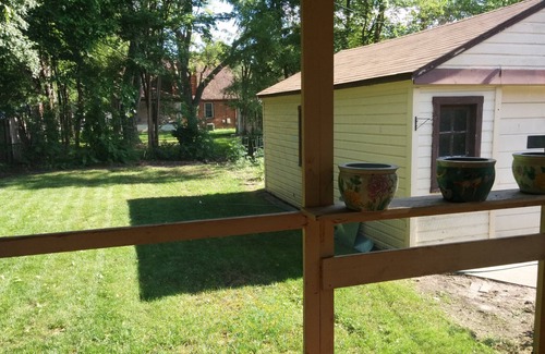 Oak Park House | Charming Updated Bungalow! Centrally Located📍Porch/Grill/Garden/Cable/WiFi/Crib