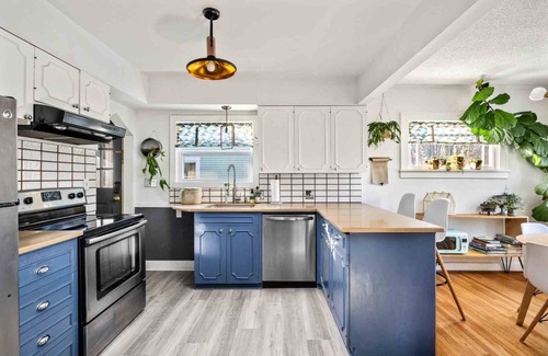 Sunnyside House | Charming Updated Inner Southeast Portland Home, Pet Friendly, Fenced Backyard, Close to Everything