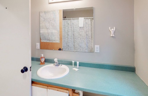 Londonderry Condo | Charming upstairs condo with river view, full kitchen, and firepit