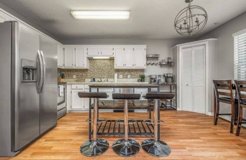 Myrtle Grove House | Charming urban family home near beaches & downtown