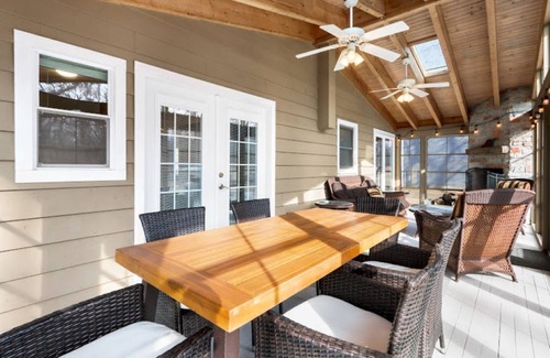 Country Club Estates House | Charming Lake Geneva Getaway 4/2 with Hot Tub