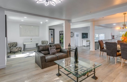 Valdosta House | Charming Valdosta Home w/Deck & Outdoor Dining!