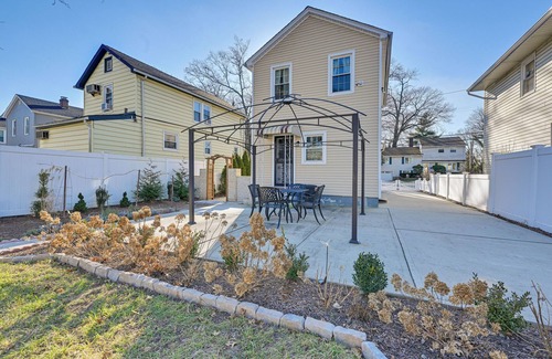 Valley Stream Cottage | Charming Valley Stream Home: 24 Mi to Central Park
