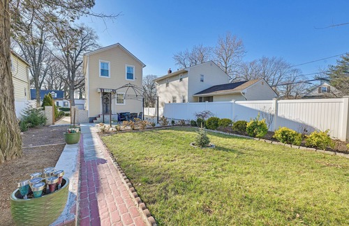 Valley Stream Cottage | Charming Valley Stream Home: 24 Mi to Central Park