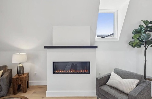 Pacific Heights Condo | Charming Victorian Penthouse in Pacific Heights