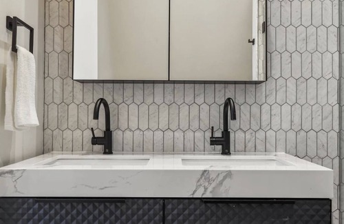 Pacific Heights Condo | Charming Victorian Penthouse in Pacific Heights
