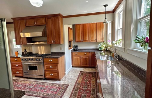 East Boothbay House | Charming Victorian Estate with AC, WiFi with water views in East Boothbay