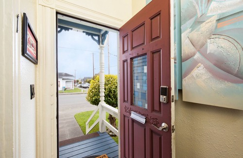 Greenside Park House | Charming Victorian home. Cal-King & 2 Queens .walk to Old Town and the bay.