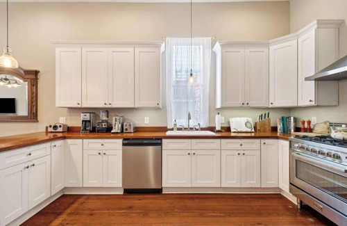 West Riverside House | Charming Victorian House w Heated Pool 4br|2ba