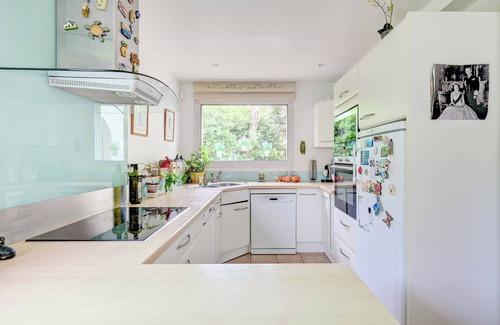 8th Arrondissement Villa | Charming villa 200 m from the sea with swimming pool