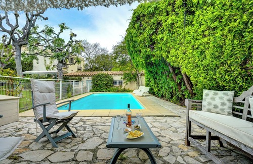 8th Arrondissement Villa | Charming villa 200 m from the sea with swimming pool