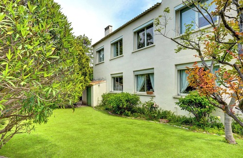 8th Arrondissement Villa | Charming villa 200 m from the sea with swimming pool