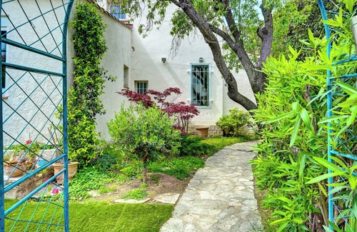 8th Arrondissement Villa | Charming villa 200 m from the sea with swimming pool