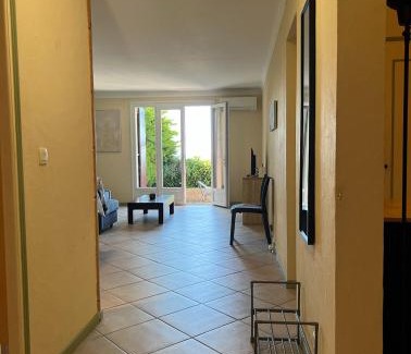 La Croix des Gardes Apartment | Charming Villa-Appartement With A View On The Sea Of 95 M2