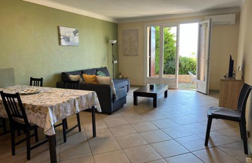 La Croix des Gardes Apartment | Charming Villa-Appartement With A View On The Sea Of 95 M2