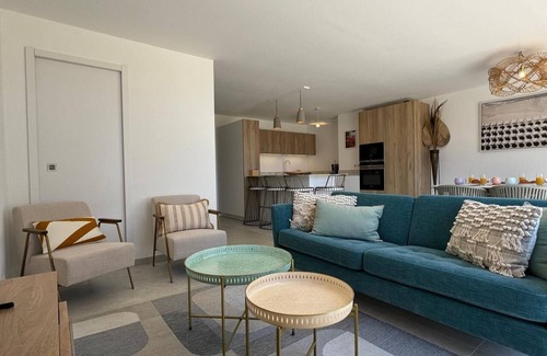 Plage de la Garonnette House | Charming villa facing the sea