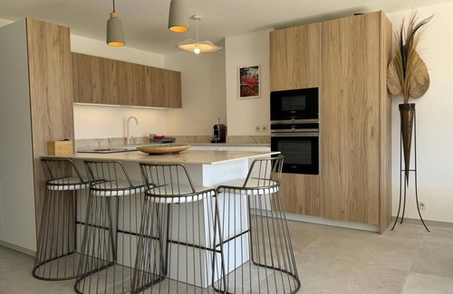 Plage de la Garonnette House | Charming villa facing the sea