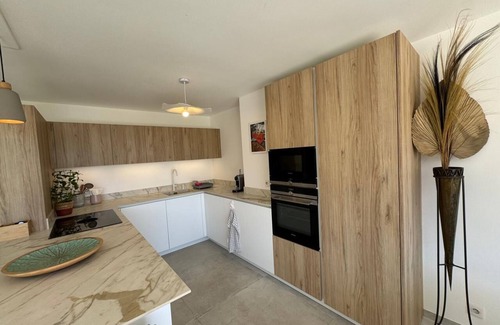 Plage de la Garonnette House | Charming villa facing the sea