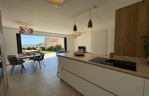 Plage de la Garonnette House | Charming villa facing the sea