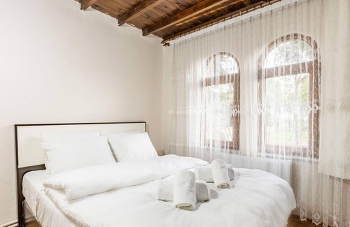 Geyve Villa | Charming Villa on the Shore of Sapanca Lake