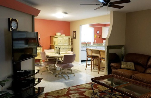 South Venice House | Charming Villa, "West Of the Trail' 1.6 miles from closest beach & shopping