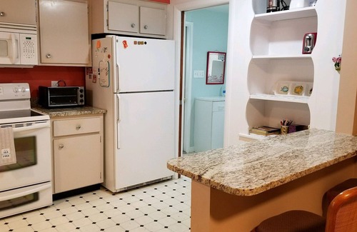 South Venice House | Charming Villa, "West Of the Trail' 1.6 miles from closest beach & shopping