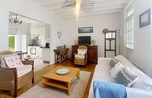 Jullouville House | Charming Villa with Garden, Steps to Beach, Near Town, Free WiFi