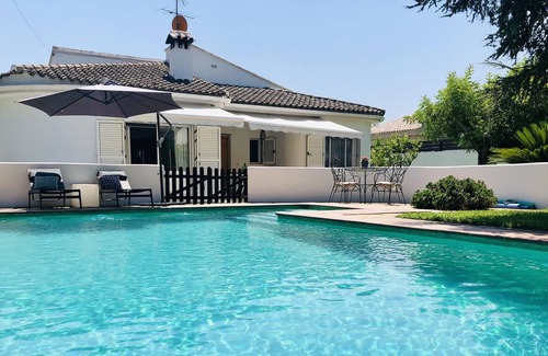 La Pobla de Vallbona Villa | Charming villa with private pool