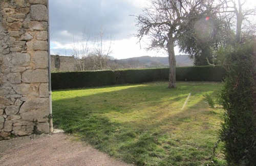 La Guillermie Cottage | Charming Village Retreat: Historic Atelier with Modern Comforts, Garden & Terrace in La Guillermie