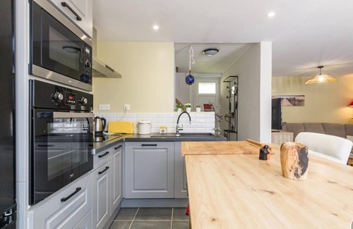 Servon Cottage | Charming village house, pets allowed with parking