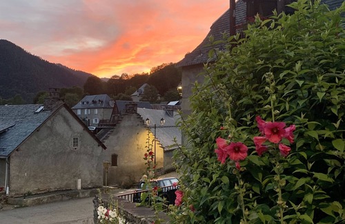 Mayregne House | Charming village school for 10 people