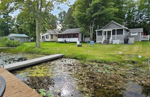 Monkton Cottage | Charming vintage cottage with a 50s vibe just steps away from Cedar Lake!