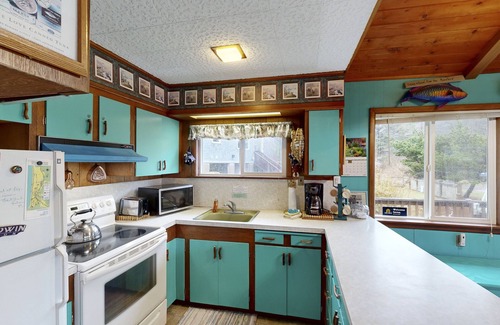 Neskowin Cottage | Charming Vintage House with Tranquil Garden - Just Two Blocks to the Beach