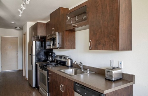 Wallingford Apartment | Charming Wallingford Jr 1BR w/Shuffleboard, nr Shops, by Blueground