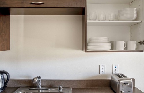 Wallingford Apartment | Charming Wallingford Jr 1BR w/Shuffleboard, nr Shops, by Blueground