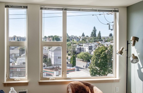 Wallingford Apartment | Charming Wallingford Jr 1BR w/Shuffleboard, nr Shops, by Blueground