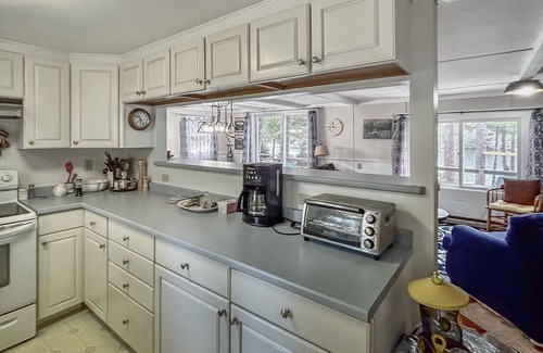 Boothbay Harbor Cottage | Charming waterfront cottage with a dock, furnished deck, & fast WiFi