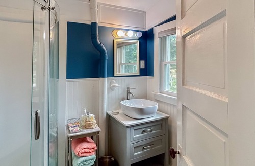 Boothbay Harbor Cottage | Charming waterfront cottage with a dock, furnished deck, & fast WiFi