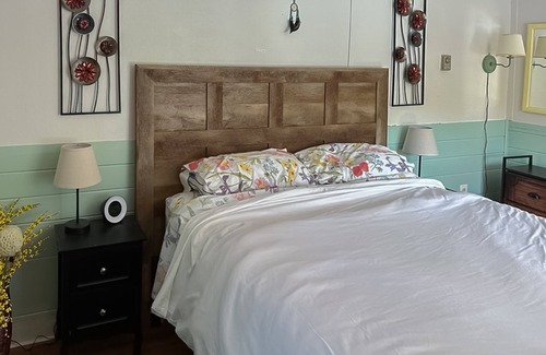 Boothbay Harbor Cottage | Charming waterfront cottage with a dock, furnished deck, & fast WiFi