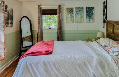 Boothbay Harbor Cottage | Charming waterfront cottage with a dock, furnished deck, & fast WiFi