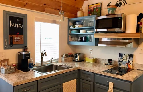 Loretto Cottage | Charming waterfront 1-bedroom cottage in lovely Colonial Beach with WiFi, AC