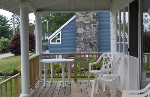 Mid-Coast and Islands Cottage | Charming waterfront cottage with large yard