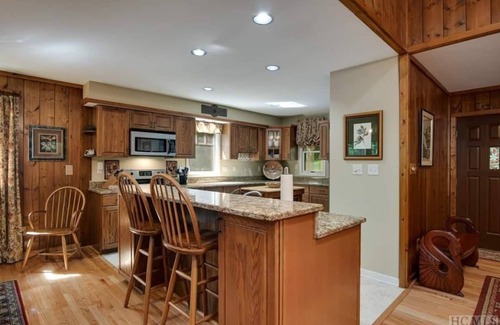 Lake Toxaway House | Charming Waterfront 4-Bedroom Lake Home on Beautiful Lake Toxaway