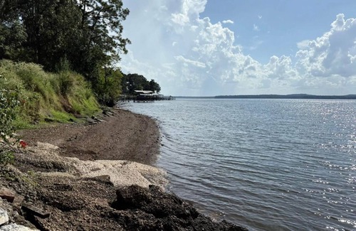 Negreet Cabin | Charming waterfront 1-bedroom cabin next to boat launch and swimming area!