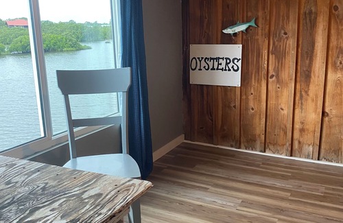 Cedar Key House | Charming waterfront 2 bedroom with bonus room that sleeps 8 in scenic Cedar Key